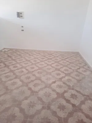 شقه دور الاول بها اثنان غرف ومربوعه  وصالة نساء ومطبخ وحمام وجنان فرانده 5×4  ومزوقه جديده ويوجد جرا