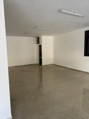 محلات على الشارع الرئيسي