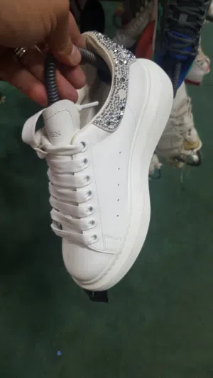 ألكسندر ماكوين قياس 35 أصلي بحالة الجديد لون أبيض ستراس بسعر مغري جداً للجادين فقط . . . . . . . .