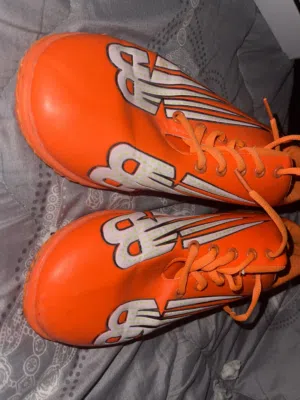 جوتي كره قدم مقاس 43 لون برتقالي مناسب للعشب الصناعي و ممكن ايضاً في الصالات الرياضية استعمال قليل