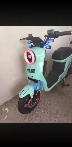 السلام عليكم دراجه للبيع R9 2025 الدراجه نضيفه بمعنى الكلمه وجاهزه الدراجه كفاله  بطاريات 32 أمبير