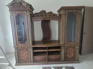 مكتبة تلفزيون كلاسيكية أو خزانة عرض جدارية (وحدة حائط للصالون).