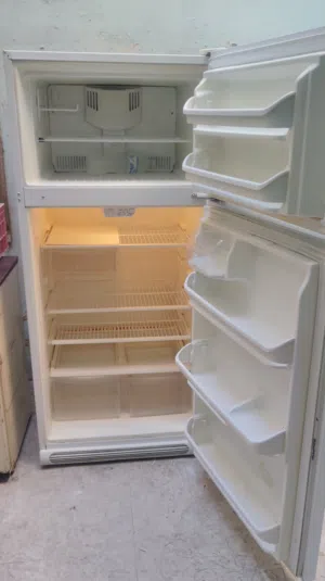 نبيع ثلاجه فرجدير امركي 22 قدم بحاله ممتازه كمبروسر وغاز الوكاله بحاله ممتازه معا التوصل التشغيل وال