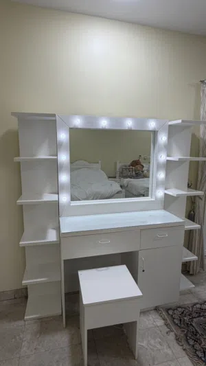 تسريحة مكياج مودرن بيضاء مع إضاءة LED + كرسي بحالة ممتازة جداً + رفوف + زجاج