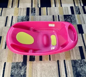 Baby Bathtub and Potty Chair by Junior in Excellent Condition حوض استحمام مع كرسي ماركة جونيور