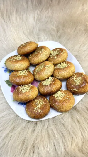 حلويات: بلح الشام ساده .وعين المها