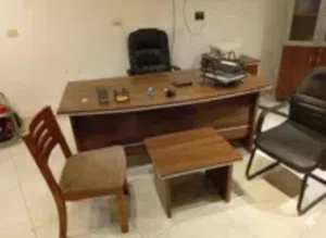 مكتب فخم متكون من طاولة حرف L وأدرج للتخزين وطاولة إستقبال وعدد 2 مكتبات للون بني بدون كراسي