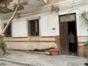 شقة للبيع دور الأرضي بها تلات غرف وصالون وحمام ومطبخ وجنان كبير ومنور ( صيانة حديثة والأوراق كامله )