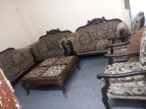 طقم كنب تسع مقاعد مع طاولة وسط 90 دينار قابل للتفاوض بشيئ بسيط