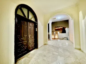One bedroom and a living room غرفة نوم واحدة وغرفة معيشة