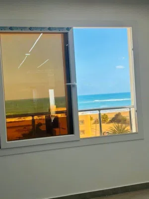 شقه للبيع علي البحر ف صبراته