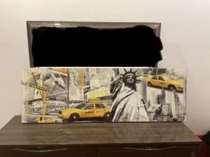 لوحات فنيه مرسومه بفرشاه الرسم و كل شي مبين