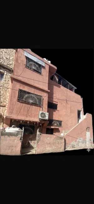 عمارة ثلاث طوابق