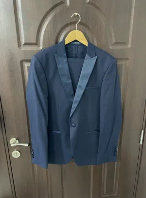 Full Suit by Elegant Brand Worn Once Made in Turkey بدلة كاملة ماركة اليغانت التركية مستعملة مرة فقط
