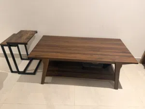 طاولة كوفي table من هوم سنتر مستعملة 8 شهور خشب. و طاولتين جانبية من هوم سنتر خشب و مراية صغيرة