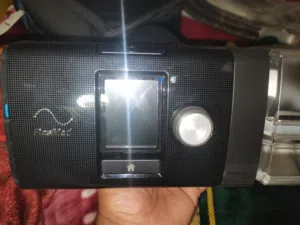 جهاز  ResMed AirSense 10،  ضغط مجرى التنفس المستمر (CPAP) المستخدم لعلاج انقطاع النفس أثناء النوم