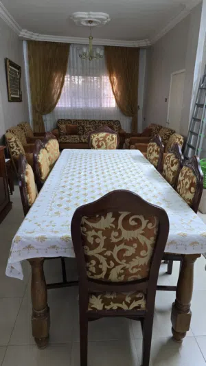 طاولة سفرة كبيرة مع الكراسي عدد 8