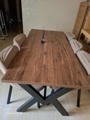 طاولة طعام  خشب والقاعدة حديد ثقيل 6 كراسي استخدام سنة بحالة وكالة  وطقم طاولة تلفزيون وخزاين عدد 2