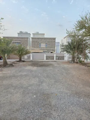 ***فلة مميزة بالمعبيلة الجنوبية بالقرب من السريع مكيفة ومؤثثة بمساحة مناسبة***
