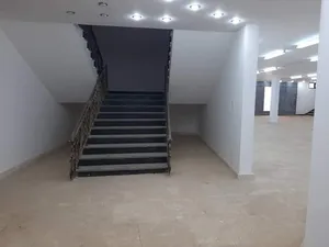 مبنى خدمي وامامه باركن  للبيع االمكان حي الدولار عالرئيسي المزدوج