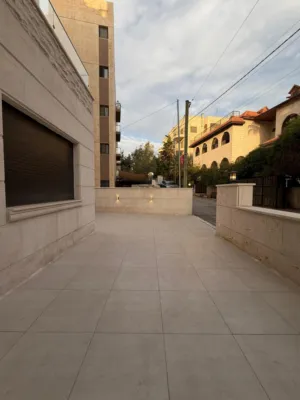 شقة طابق ارضي مع ترس وكراج في أجمل منطقة الشميساني
