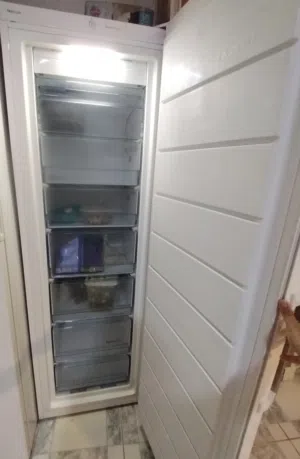 مجمدة عمودية
