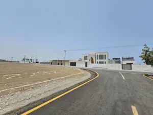 ارض في بركاء مجاوره للمعبيله الجنوبية قريب شارع سلطان قابوس
