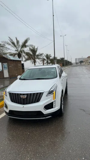 كاديلاك XT5 موديل 2023 فول مواصفات للاخير كفالة ابيض صدفي اللون