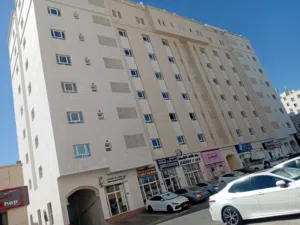 شقة للبيع بموقع ممتاز وخدمات من جميع الجهات
