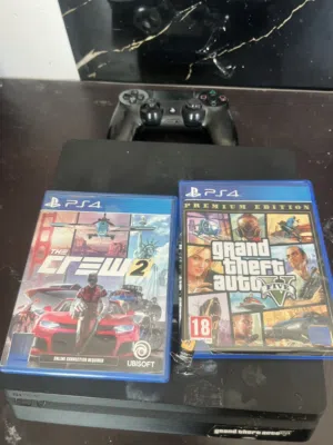 بليستيشن 4 بحالة جداً ممتازة مع ثلاث ديسكات ويد تحكم  وحساب فورت نايت