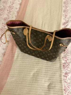 Authentic Louis Vuitton Neverfull MM.