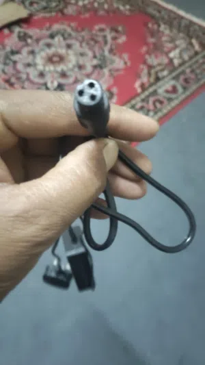 للبيع شاحن اصلي ما فيه ولا شي الصامل يجي واتساب