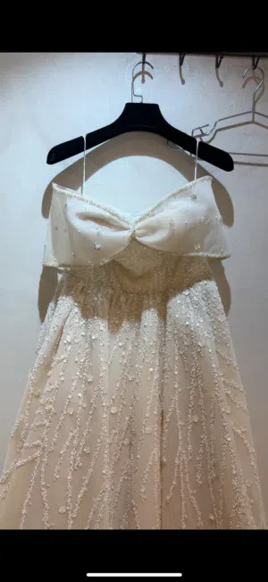 فستان أنيق يجمع بين الرقة والفخامة بتصميم يخطف الأنظار