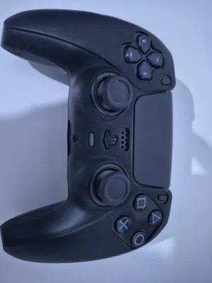 يد ps5 سوداء اصلية للبيع