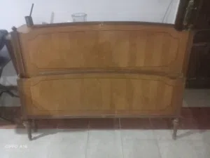 سرير خشب زان بحاله جيده جدا للبيع بسعر لقطه بدون مولال طراز قديم ورائع
