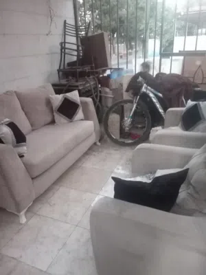 طقم كنب مميز لون بيج مكون من  ثنائيه فقط و2مفرد ذا جوده عاليه  وخشب ممتاز