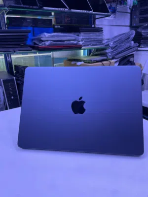 للبيع MacBook Air M2 بحالة كالجديد   المعالج: Apple M2  الرام: 8GB  التخزين: 256GB SSD