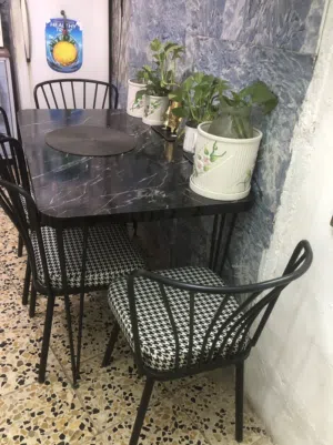 ميز طعام مع اربع كراسي نضيف