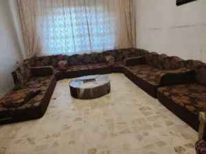 مجلس عربي ظغط 25 شبه جديد مكون من 4 فرشات وزاويتين ومساند ومراكي مع طقم طوايل
