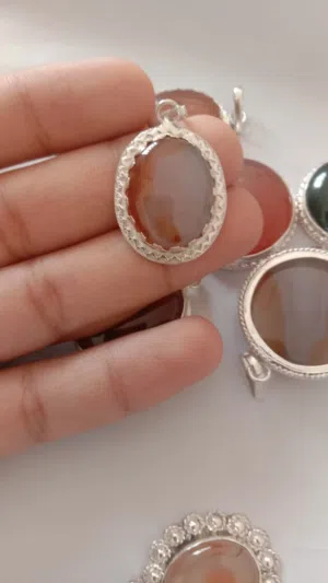 بيع القلادة والأحجار الكريمة