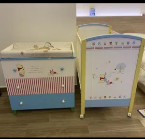 طقم سرير مع فرشة نضيفة مع ادراج وفرشة غيار للبيبي نضيف وتقيل من robins