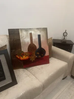 خزانةً أحذية ولوحات للحائط مع طاولة كوي