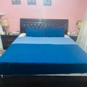 غرفه لاتيه 18 مع زان استعمال بسيط لمده شهرين خزانه سحاب اربع درف زائد ثلاث جوارير تحت ولا قحطه فيها