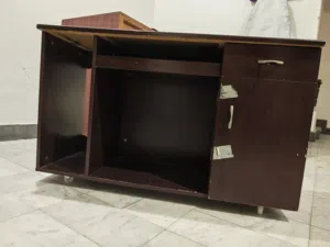 طاولة كمبيوتر ودولاب ارفف صغير مجانا