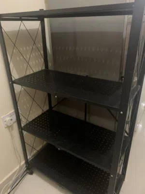 الرف الواحد بسعر 80 ريال قطري. Each shelf costs 80 Qatari Riyals.