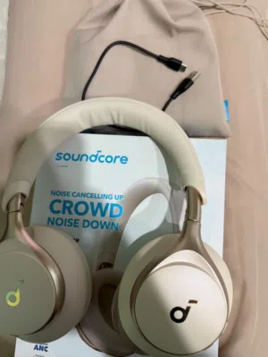 Soundcore استخدام قليل جدا شبه جديده معها كل اشي