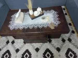 طاولة وسط بحالة جيده بسعر 15دينار