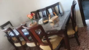 طاولة سفرة بحالة جيده. 8كراسي