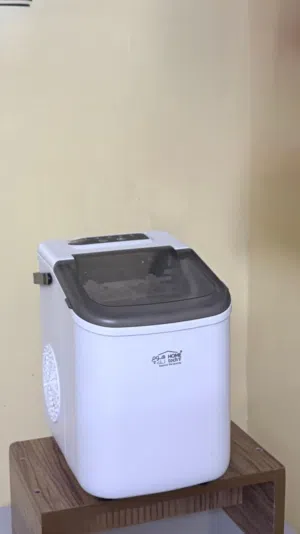 ألة صنع الثلج ممتازه جداً شبه جديده مستخدمه 3 اشهر