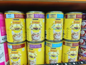 علب قطط فريسكيز 400 غرام. كل النكهات متوفرة باتيه و قطع فقط بدينار وربع للقطعة